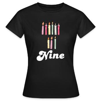 Kerze zum 9. Jahrestag - Frauen T-Shirt - Schwarz - Vorne - AI Model Female 172 dark (172cm)