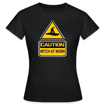 Waarschuwing Heks op het werk Brutale heks® - Vrouwen T-shirt - zwart - Voor - AI Model Female 172 dark (172cm)