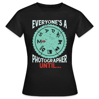Photographer Everyone's A Photographer Cameraman - Frauen T-Shirt - Schwarz - Vorne - AI Model Female 172 dark (172cm)