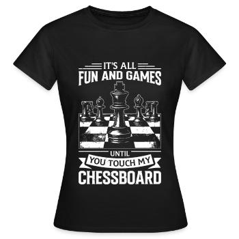 Échiquier d’échecs de grand maître pour les joueurs d’échecs - T-shirt Femme - noir - Devant - AI Model Female 172 dark (172cm)