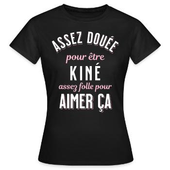Kiné Cadeau pour Kinésithérapeute Rigolo Humour - T-shirt Femme - noir - Devant - AI Model Female 172 dark (172cm)