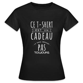 Ce tshirt est un cadeau. Humour blague drôle femme - T-shirt Femme - noir - Devant - AI Model Female 172 dark (172cm)