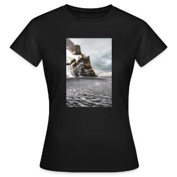 Landschaft von Island - Frauen T-Shirt - Schwarz - Vorne - AI Model Female 172 dark (172cm)