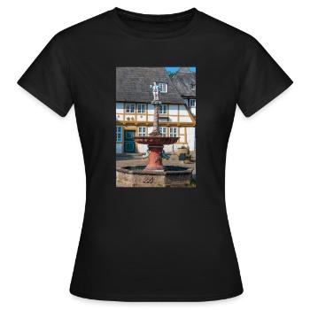 Brunnen auf historischem Marktplatz Goslar - Frauen T-Shirt - Schwarz - Vorne - AI Model Female 172 dark (172cm)