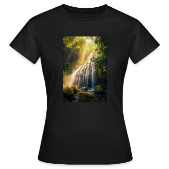Sonnenbeschienene Kaskade im Regenwald - Frauen T-Shirt - Schwarz - Vorne - AI Model Female 172 dark (172cm)