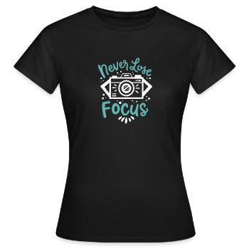 Niemals den Fokus verlieren - Frauen T-Shirt - Schwarz - Vorne - AI Model Female 172 dark (172cm)
