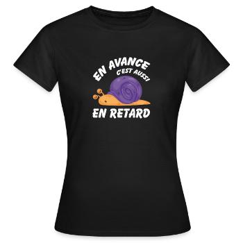 En avance c'est aussi en retard - T-shirt Femme - noir - Devant - AI Model Female 172 dark (172cm)