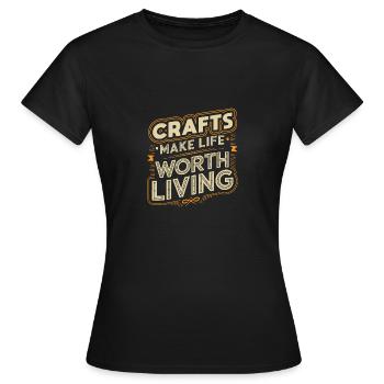 Kunsthandwerk macht das Leben für Bierliebhaber lebenswert - Frauen T-Shirt - Schwarz - Vorne - AI Model Female 172 dark (172cm)