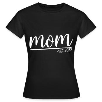 Mama 2022 Geschenk Muttertag - Frauen T-Shirt - Schwarz - Vorne - AI Model Female 172 dark (172cm)