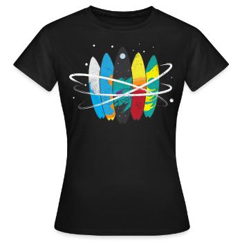 Surfbrett Weltall Wellen Umlaufbahn - Frauen T-Shirt - Schwarz - Vorne - AI Model Female 172 dark (172cm)