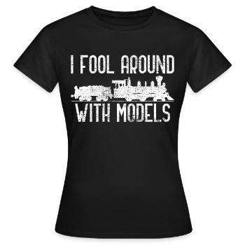 Maquette de locomotive - T-shirt Femme - noir - Devant - AI Model Female 172 dark (172cm)