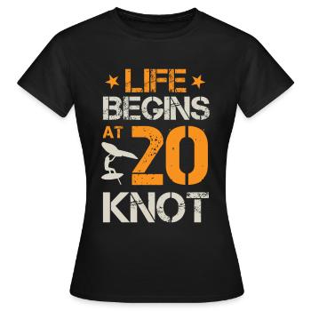 Life Begins At 20 Knots - Hydrofoil Wingfoil Surf - Frauen T-Shirt - Schwarz - Vorne - AI Model Female 172 dark (172cm)