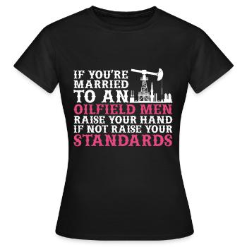 Champ pétrolifère - T-shirt Femme - noir - Devant - AI Model Female 172 dark (172cm)