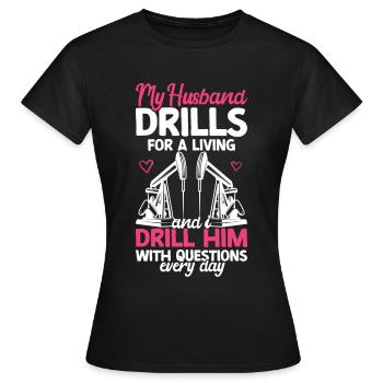 Ölfeldarbeiter Rig Roughneck Ölfeldfrau - Frauen T-Shirt - Schwarz - Vorne - AI Model Female 172 dark (172cm)