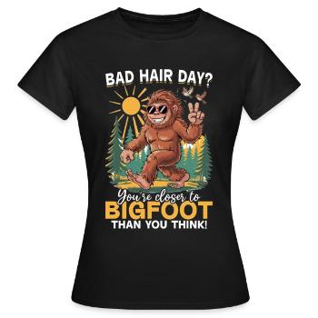 Bigfoot Sasquatch - Frauen T-Shirt - Schwarz - Vorne - AI Model Female 172 dark (172cm)