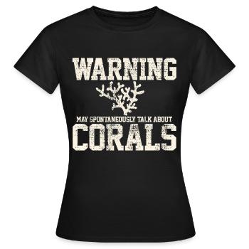 Meeresbiologe im Korallenriff - Frauen T-Shirt - Schwarz - Vorne - AI Model Female 172 dark (172cm)