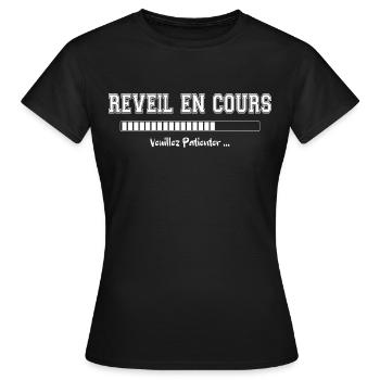 Réveil en cours. Cadeau Dormeur Humour - T-shirt Femme - noir - Devant - AI Model Female 172 dark (172cm)