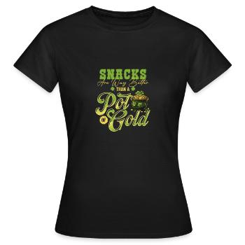 Snacks sind besser als ein Topf Gold St Patricks - Frauen T-Shirt - Schwarz - Vorne - AI Model Female 172 dark (172cm)