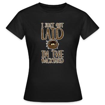 Je viens de me faire poser dans la cour arrière 3 - T-shirt Femme - noir - Devant - AI Model Female 172 dark (172cm)