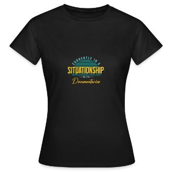 Aktuell in einer Situationship mit Dokumentarfilmen - Frauen T-Shirt - Schwarz - Vorne - AI Model Female 172 dark (172cm)