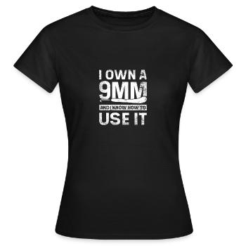 I own a 9mm and I know how to use it crochet - Frauen T-Shirt - Schwarz - Vorne - AI Model Female 172 dark (172cm)