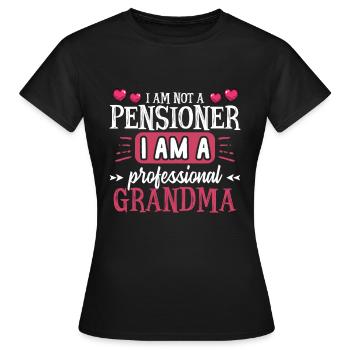 I am not a pensioner I am a grandma - Frauen T-Shirt - Schwarz - Vorne - AI Model Female 172 dark (172cm)