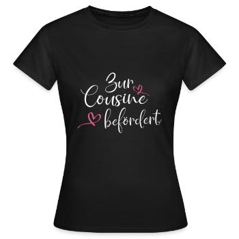 Zur Cousine befördert - Frauen T-Shirt - Schwarz - Vorne - AI Model Female 172 dark (172cm)
