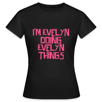 I'm Evelyn doing Evelyn things - Frauen T-Shirt - Schwarz - Vorne - AI Model Female 172 dark (172cm)