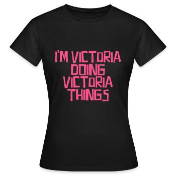 Ik ben Victoria die Victoria-dingen doet - Vrouwen T-shirt - zwart - Voor - AI Model Female 172 dark (172cm)