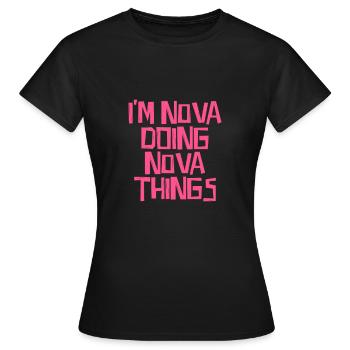 Je suis Nova en train de faire des choses Nova - T-shirt Femme - noir - Devant - AI Model Female 172 dark (172cm)