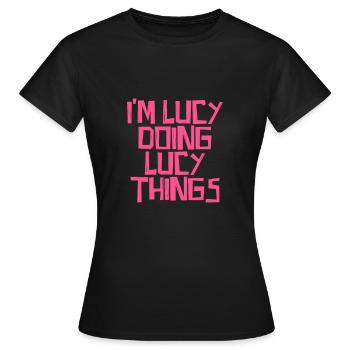 Je suis Lucy en train de faire des choses Lucy - T-shirt Femme - noir - Devant - AI Model Female 172 dark (172cm)