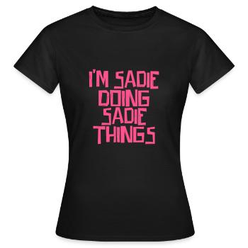 Je suis Sadie en train de faire des choses Sadie - T-shirt Femme - noir - Devant - AI Model Female 172 dark (172cm)