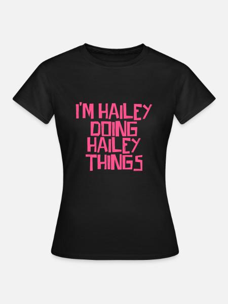 I'm Hailey doing Hailey things - Frauen T-Shirt - Schwarz