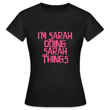 I'm Sarah doing Sarah things - Frauen T-Shirt - Schwarz - Vorne - AI Model Female 172 dark (172cm)