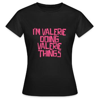 Je suis Valérie en train de faire des choses à Valérie - T-shirt Femme - noir - Devant - AI Model Female 172 dark (172cm)