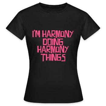 Je suis Harmony en train de faire des choses Harmony - T-shirt Femme - noir - Devant - AI Model Female 172 dark (172cm)