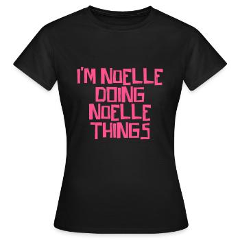 Jeg er Noelle, der laver Noelle-ting - Dame-T-shirt - sort - Foran - AI Model Female 172 dark (172cm)