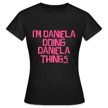 Je suis Daniela en train de faire des choses à Daniela - T-shirt Femme - noir - Devant - AI Model Female 172 dark (172cm)