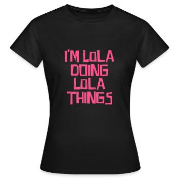 Je suis Lola en train de faire des choses Lola - T-shirt Femme - noir - Devant - AI Model Female 172 dark (172cm)