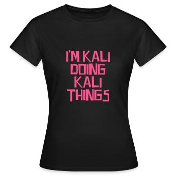 Je suis Kali en train de faire des choses Kali - T-shirt Femme - noir - Devant - AI Model Female 172 dark (172cm)