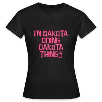 Je suis Dakota en train de faire des choses Dakota - T-shirt Femme - noir - Devant - AI Model Female 172 dark (172cm)