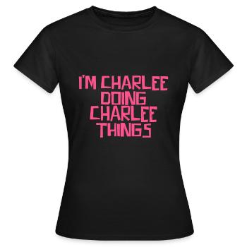 Je suis Charlee en train de faire des choses Charlee - T-shirt Femme - noir - Devant - AI Model Female 172 dark (172cm)