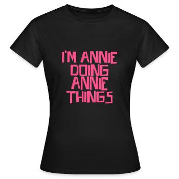 I'm Annie doing Annie things - Frauen T-Shirt - Schwarz - Vorne - AI Model Female 172 dark (172cm)
