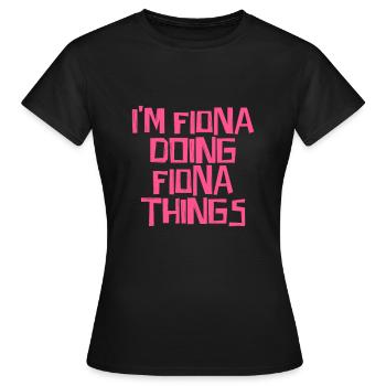 Je suis Fiona en train de faire des choses Fiona - T-shirt Femme - noir - Devant - AI Model Female 172 dark (172cm)