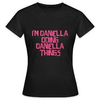 Je suis Daniella en train de faire des choses à Daniella - T-shirt Femme - noir - Devant - AI Model Female 172 dark (172cm)
