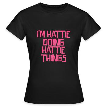 Je suis Hattie en train de faire des choses Hattie - T-shirt Femme - noir - Devant - AI Model Female 172 dark (172cm)