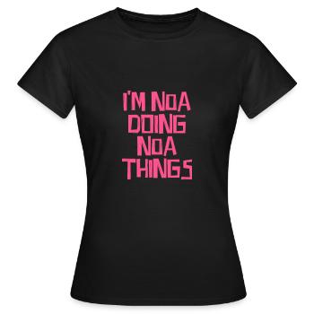 I'm Noa doing Noa things - Frauen T-Shirt - Schwarz - Vorne - AI Model Female 172 dark (172cm)