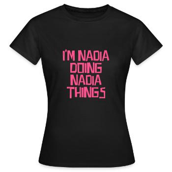 Je suis Nadia en train de faire des choses à Nadia - T-shirt Femme - noir - Devant - AI Model Female 172 dark (172cm)