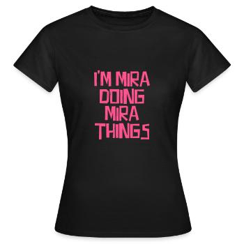 Je suis Mira en train de faire des choses Mira - T-shirt Femme - noir - Devant - AI Model Female 172 dark (172cm)