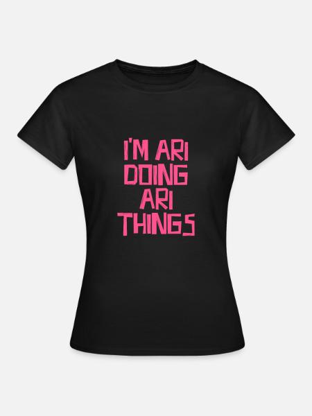 I'm Ari doing Ari things - Frauen T-Shirt - Schwarz